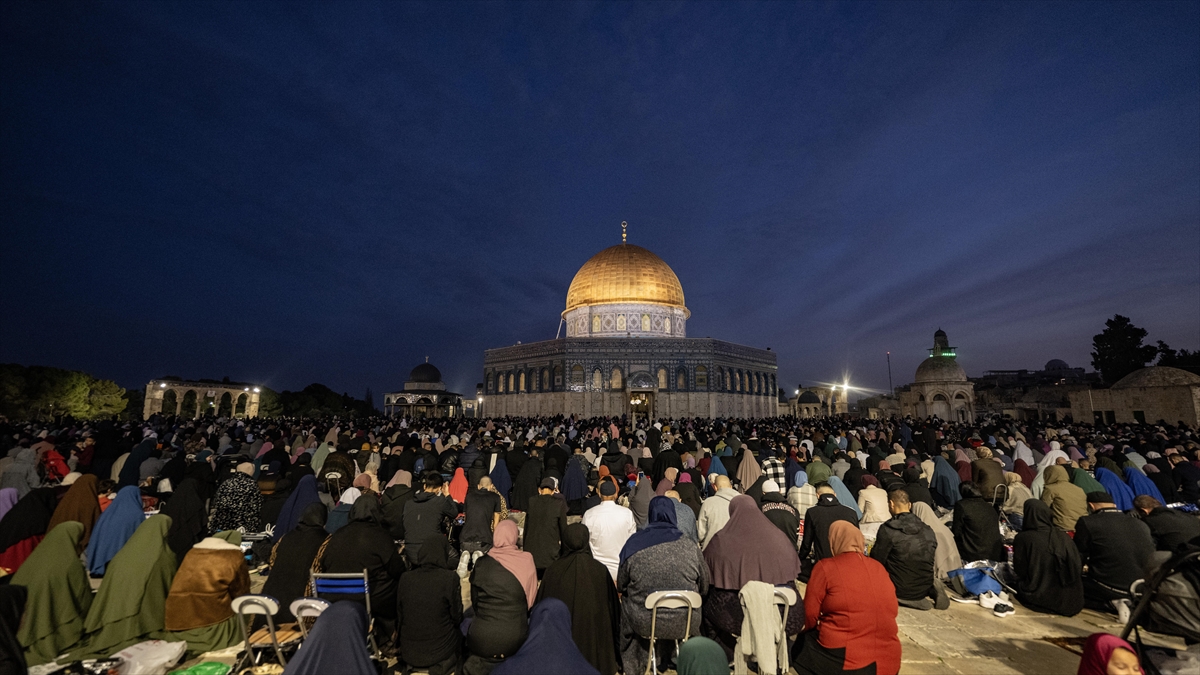 Mescid-i Aksa’da 150 Bin Kişi Teravih Namazı Kıldı
