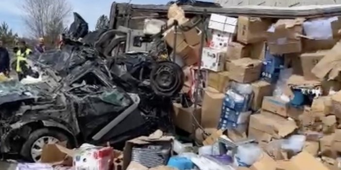 TIR otomobilin üzerine devrildi: 4 ölü, 3 yaralı