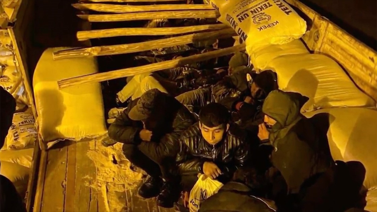 "kalkan-18" Operasyonlarında 20 Göçmen Kaçakçısı Ve 559 Düzensiz Göçmen Yakalandı