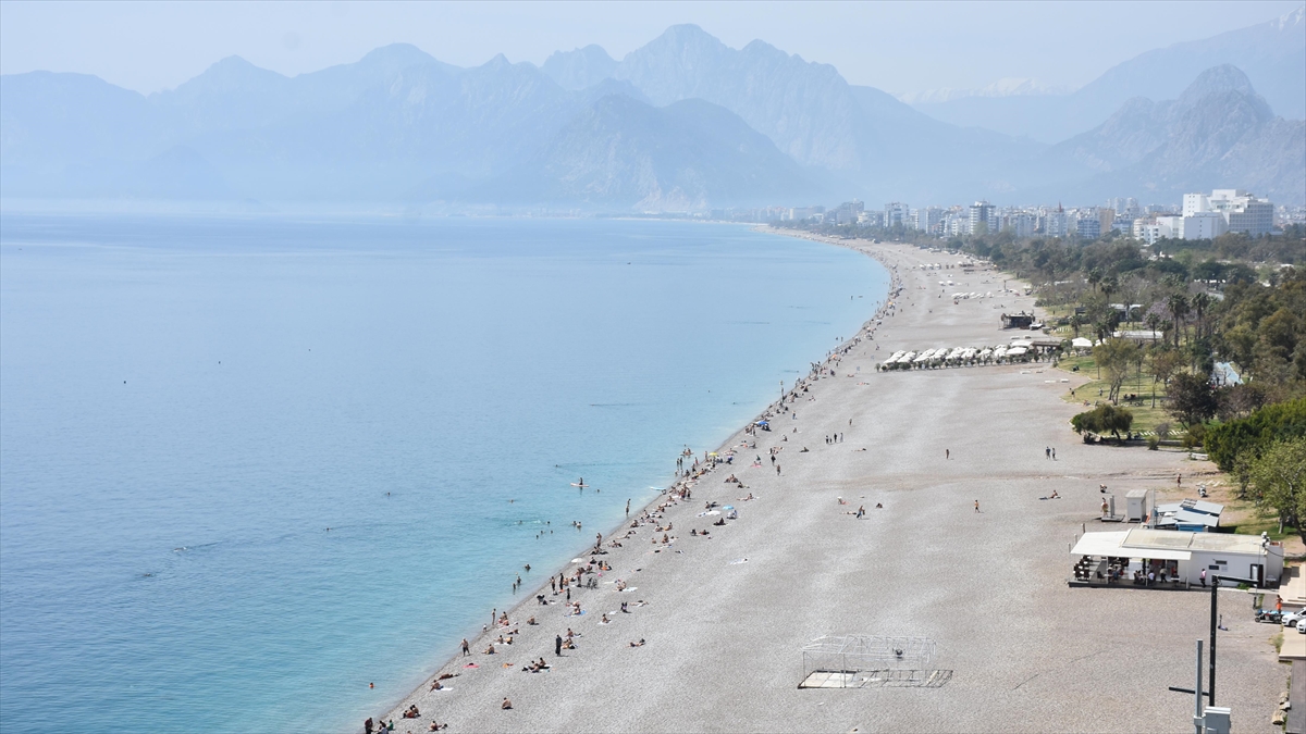 Antalya'da Oy Kullanan Seçmenler Sahilde Yoğunluk Oluşturdu