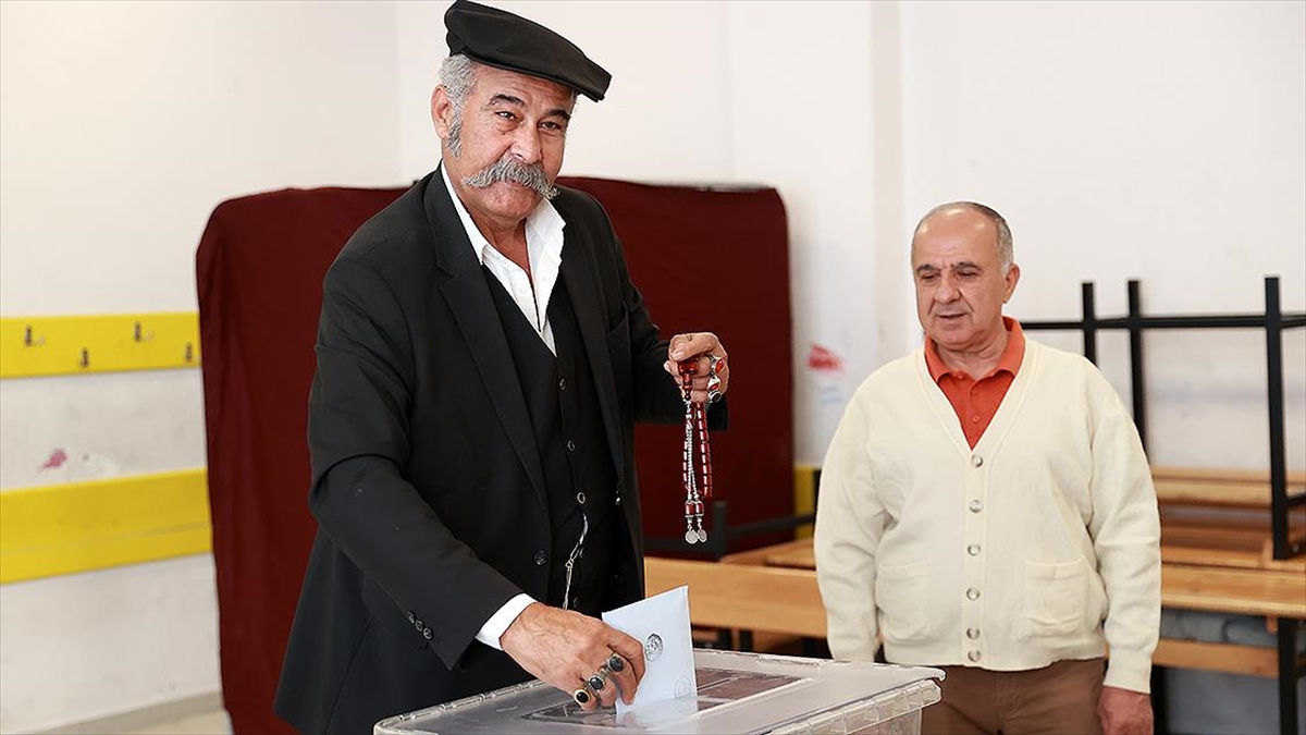 Yöresel Kıyafet Ve Kral Kostümüyle Oy Kullandılar