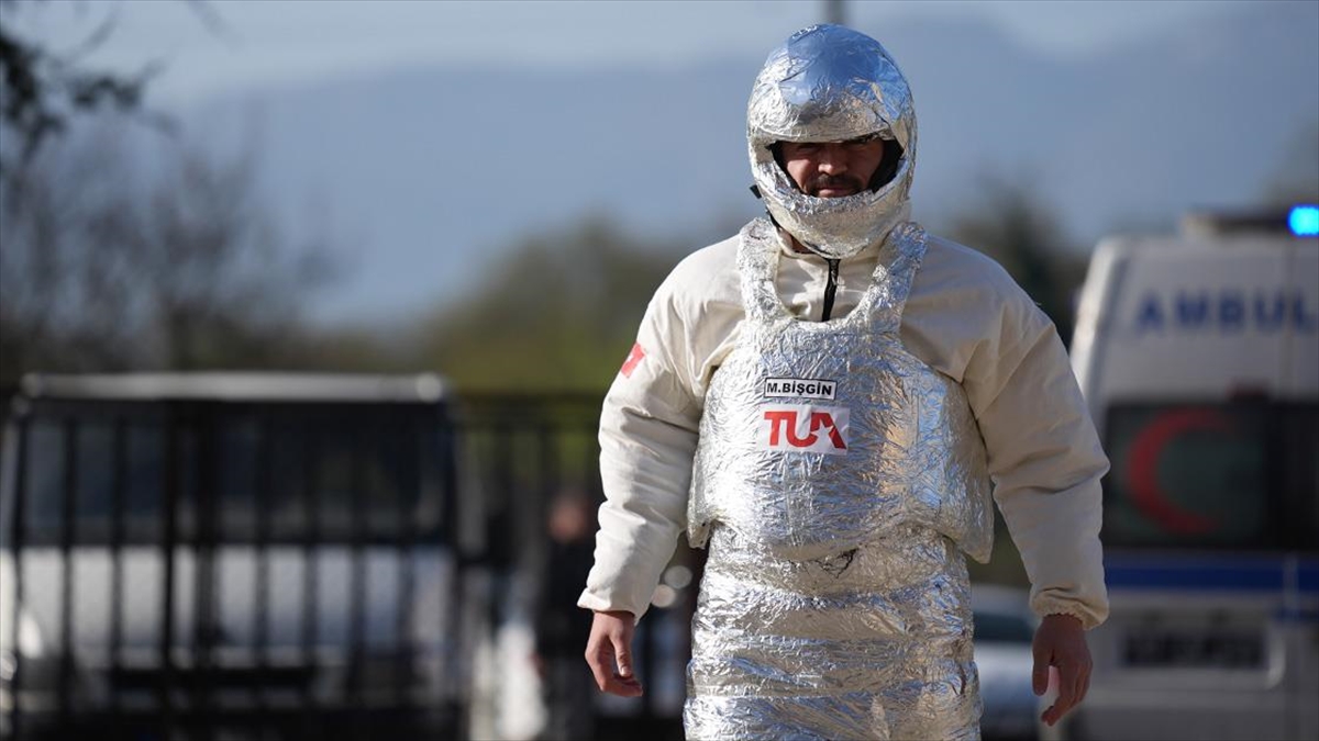 Düzce'de Milli Sporcu Astronot Kostümüyle Oy Kullandı