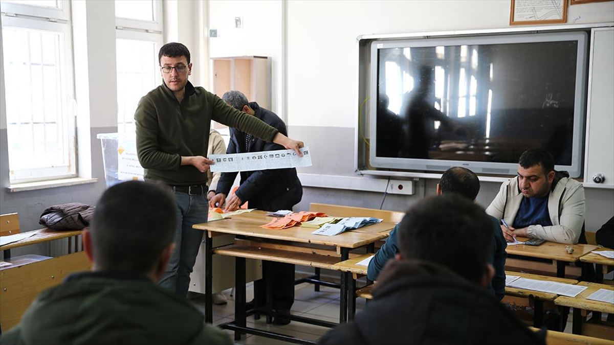 Sandıklar Açıldı, Oy Sayımı Başladı