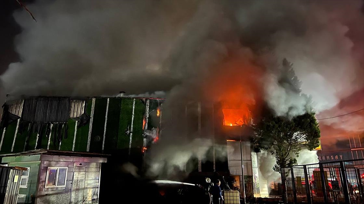 Kocaeli'de Geri Dönüşüm Deposunda Çıkan Yangına Müdahale Ediliyor