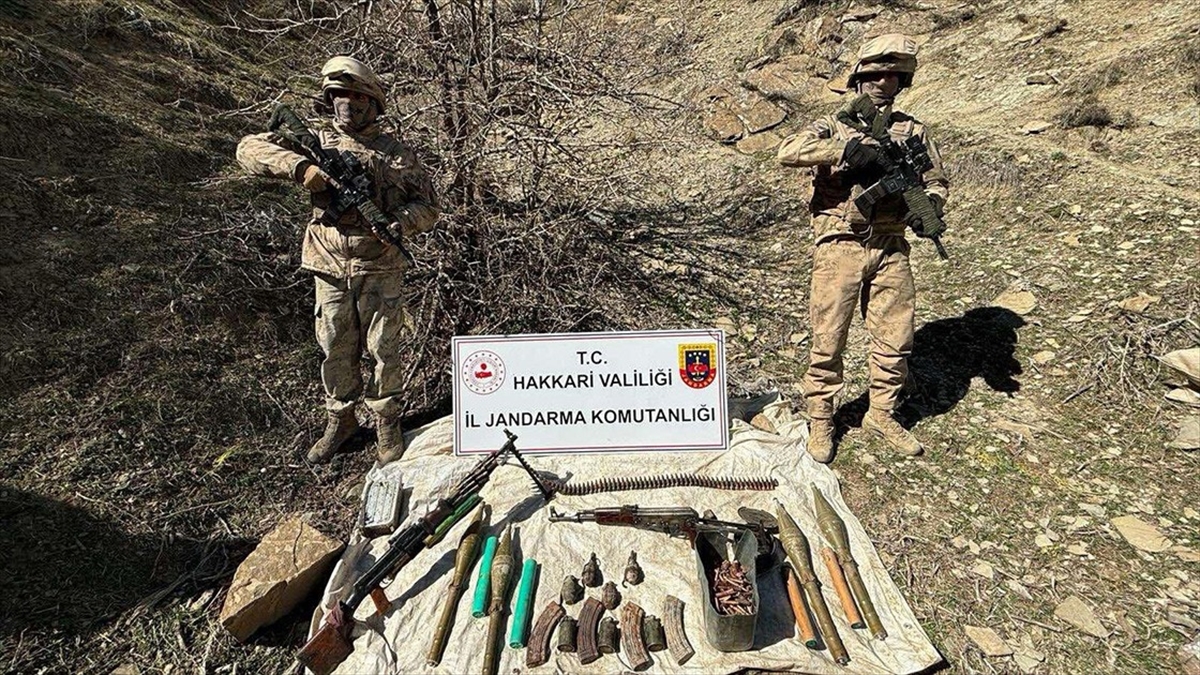 Hakkari'de Terör Operasyonunda Silah Ve Mühimmat Ele Geçirildi