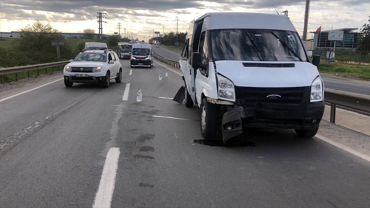 Tekirdağ'da Servis Araçlarının Çarpıştığı Trafik Kazasında 16 Kişi Yaralandı