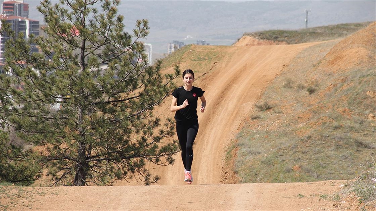 Türkiye Ve Balkan Şampiyonu Milli Atlet Pelinsu Şahin, Yeni Başarılara Koşuyor