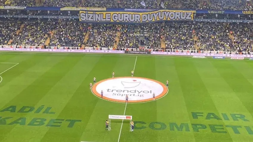 Fenerbahçe'nin çimlere yazdırdığı yazı gündem oldu
