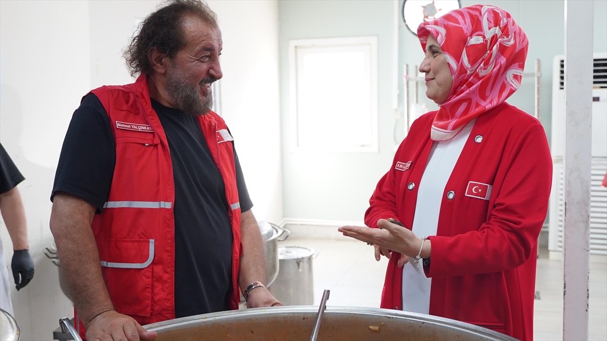 Ünlü şef depremzedeler için iftar sofrası hazırladı