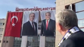 Mansur Yavaş konuşurken "TC" tabelası takıldı