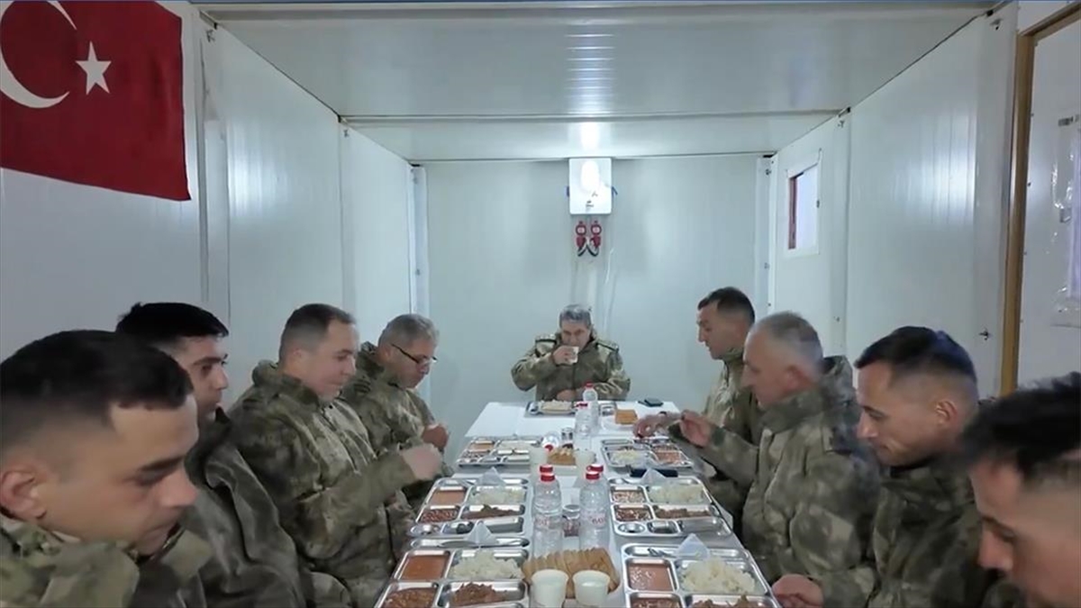Kara Kuvvetleri Komutanı Orgeneral Bayraktaroğlu, Pençe-kilit Harekat Bölgesinde Mehmetçikle İftar Yaptı