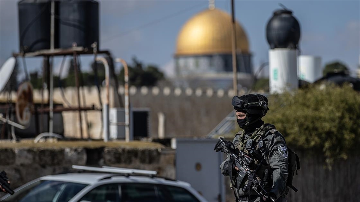 İsrail Polisi Sabah Namazında Mescid-i Aksa'ya İha'dan Göz Yaşartıcı Gaz Attı