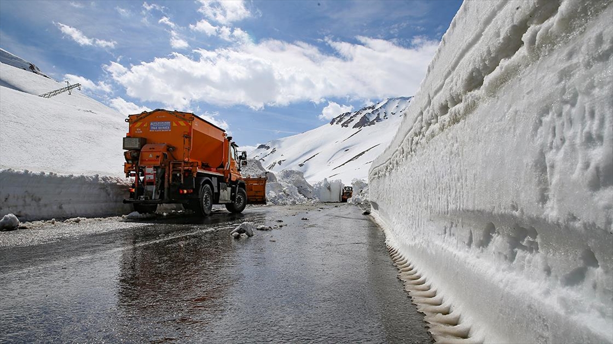 Çığ Riski Nedeniyle Kapalı Olan Van-bahçesaray Yolunda Metrelerce Karla Mücadele Başladı