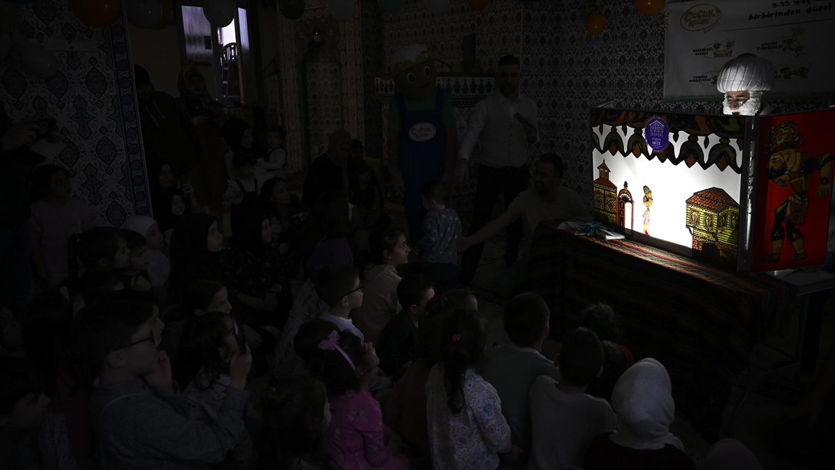 Berlin'de İftar Etkinliklerinde Çocuklar İçin Geleneksel Gölge Oyunları Düzenleniyor