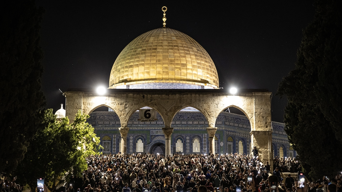 İsrail'den Kadir Gecesi'nde İbadet Edenlere Saldırı!