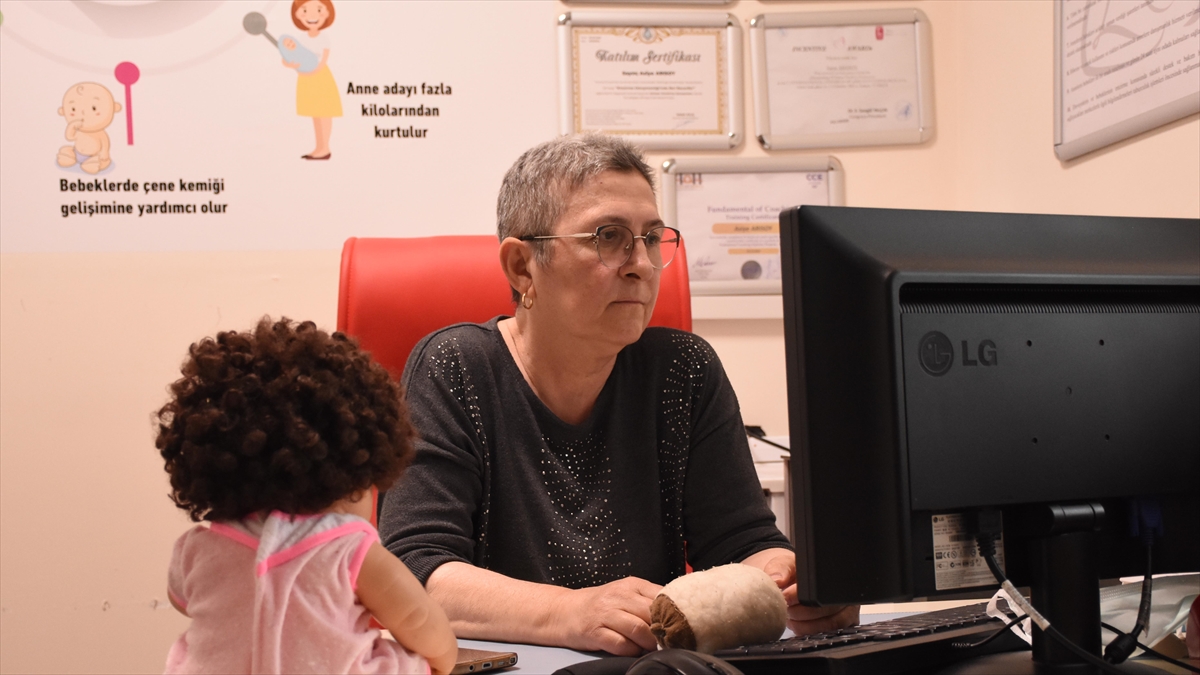 Kanseri Yenen Hemşire Asiye, Mücadelesiyle Takdir Topladı