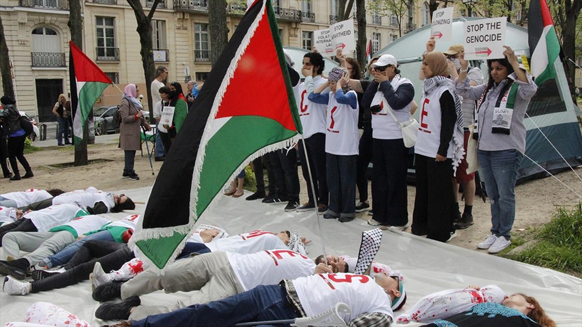 Fransa Dışişleri Bakanlığı Yakınında Göstericiler Gazze İçin Açlık Grevi Başlattı