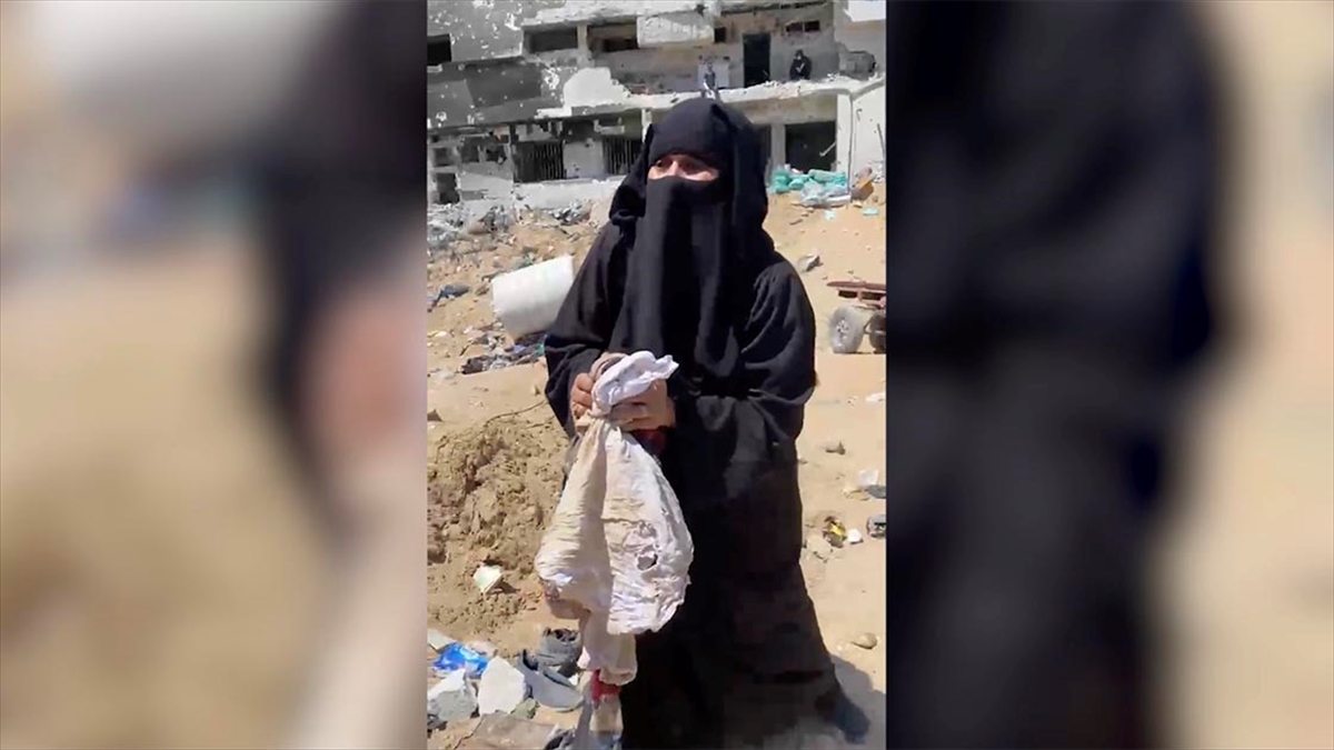 Gazzeli Kadın Molozlar Arasında Kocasını Ve Oğlunu Arıyor