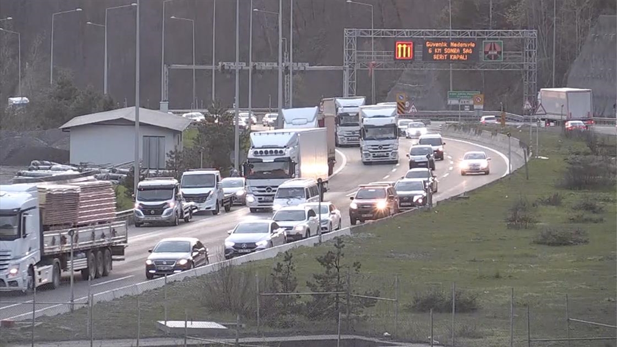 Otoyollarda Bayram Tatili Dolayısıyla Akıcı Yoğunluk Sürüyor