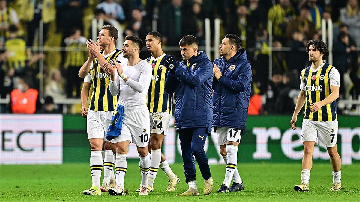 UEFA, Fenerbahçe'nin cezasını erteledi