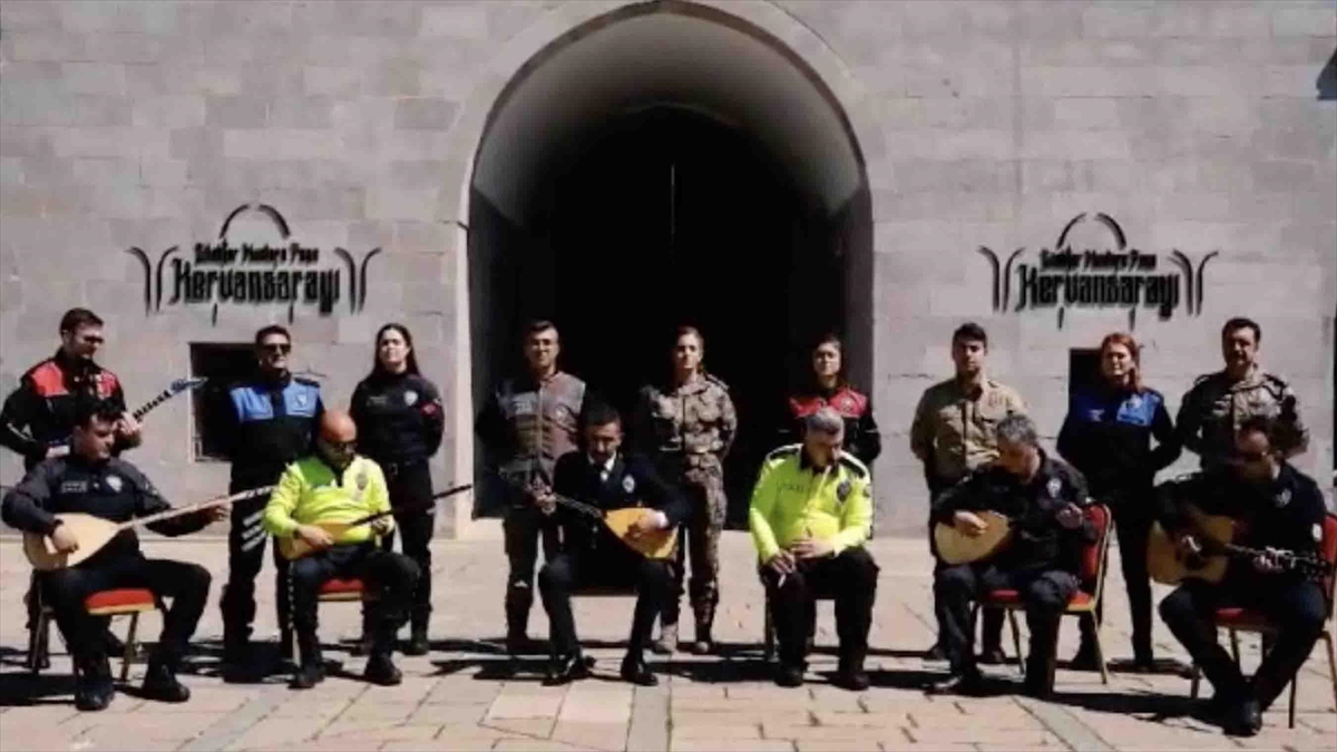 Malatya İl Emniyet Müdürlüğü Personeli "uyan Sunam" Türküsünü Seslendirdi