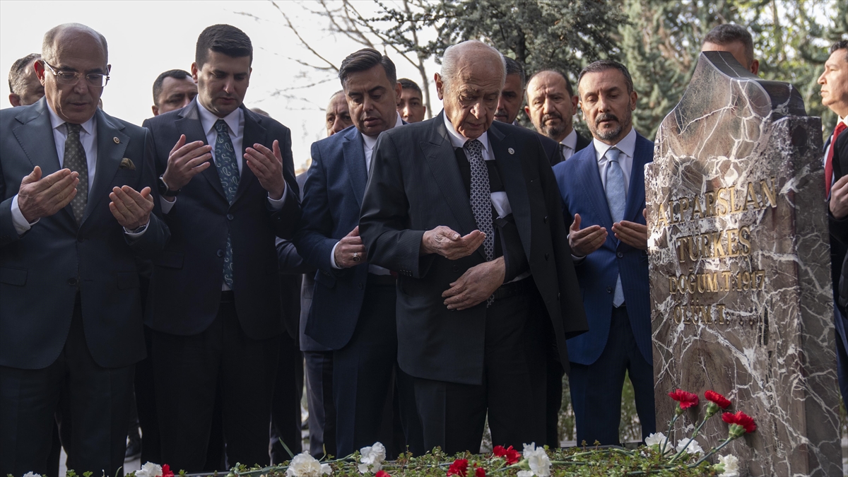 Mhp Genel Başkanı Bahçeli, Alparslan Türkeş'in Kabrini Ziyaret Etti