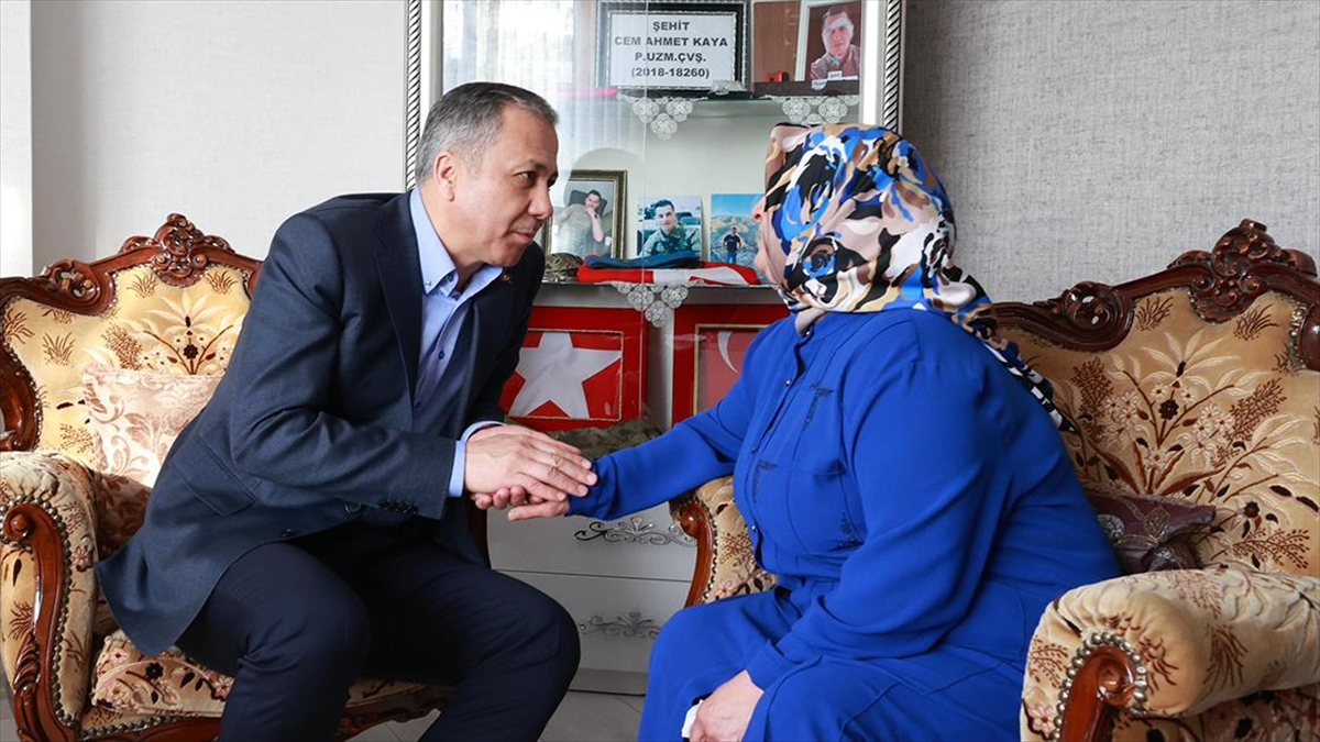 İçişleri Bakanı Yerlikaya, Konya'da Şehit Ailelerini Ziyaret Etti