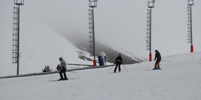 Palandöken'de Tatilciler Nisanda Kayak Yapmanın Tadını Çıkardı