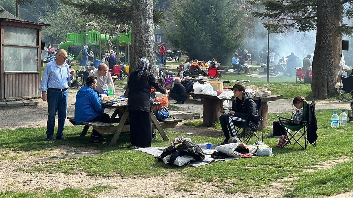 Bayram Tatilini Doğayla İç İçe Geçirmek İsteyenler Gölcük Tabiat Parkı'nı Tercih Etti