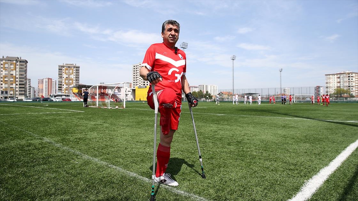Sağ Ayağını Kaybeden Gazi Çocukluk Aşkı Futbol İçin Halen Ter Döküyor