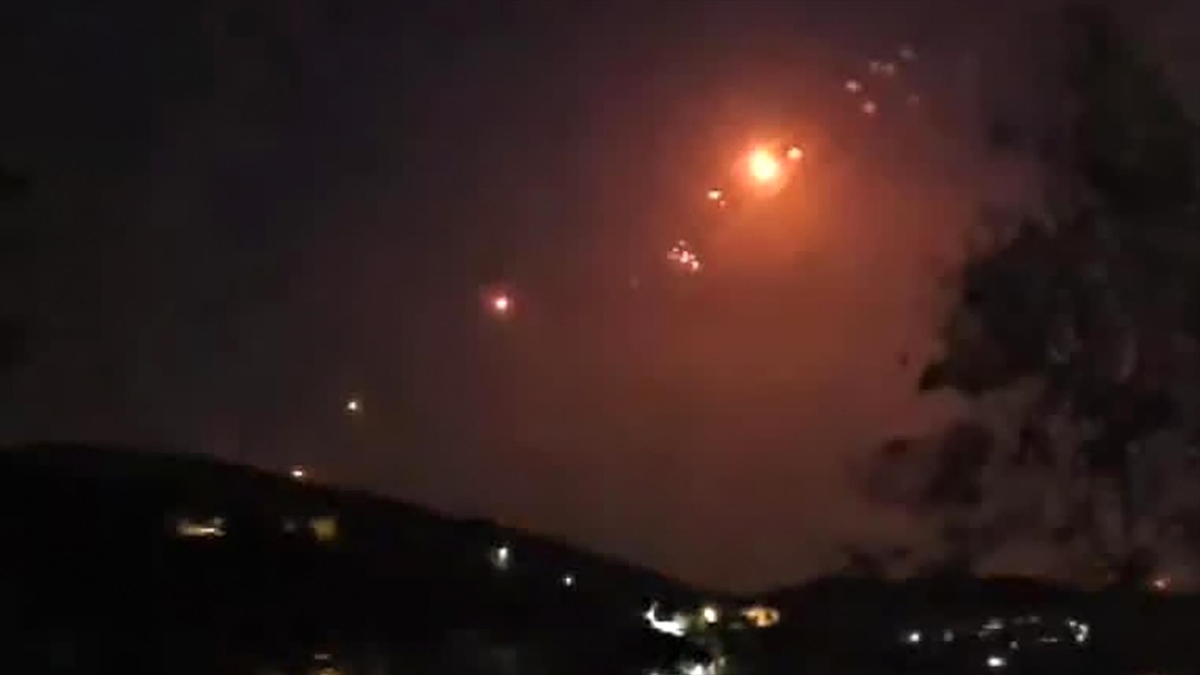 Hizbullah Hareketi, İsrail'in Kuzeyindeki Askeri Üssüne Onlarca Katyuşa Füzesi Fırlattı