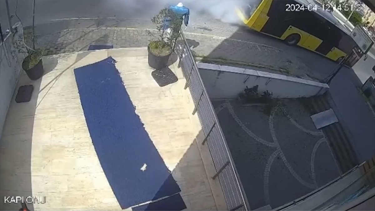 Beylikdüzü'nde Seyir Halindeki İett Otobüsünde Çıkan Yangın Kamerada