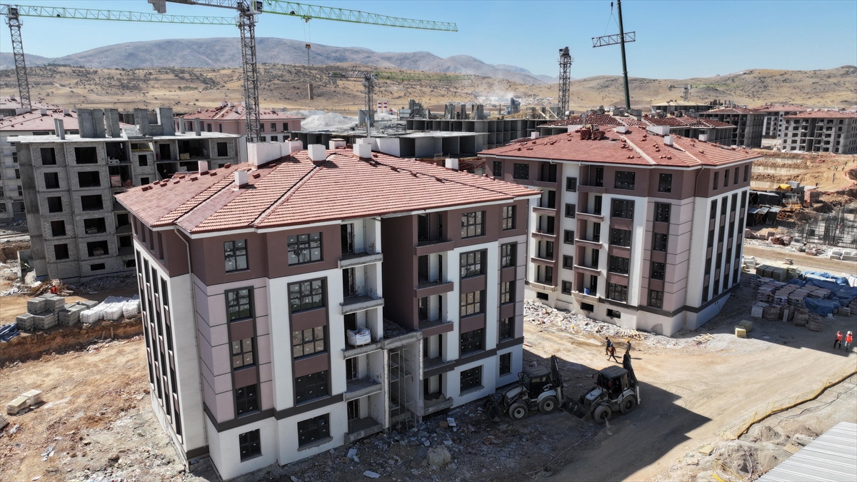 Deprem Bölgesindeki İnşa Ve İhya Çalışmaları Bayram Tatilinde De Aralıksız Sürdü