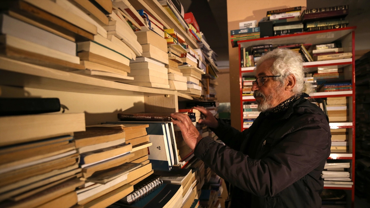 Okuma Sevgisiyle Biriktirdiği Eski Kitapları Meraklılarıyla Buluşturuyor