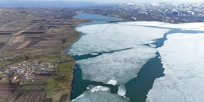 Buzları Erimeye Devam Eden Çıldır Gölü Dronla Görüntülendi