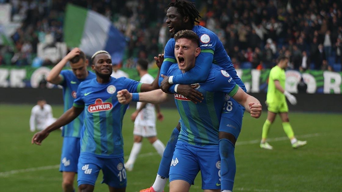 Çaykur Rizespor, Bitexen Antalyaspor'u 3-0 Yendi