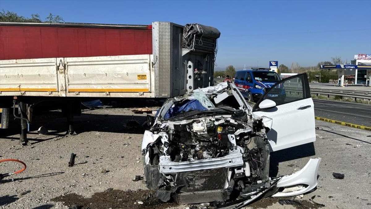Kırıkkale'de Trafik Kazasında 1 Kişi Hayatını Kaybetti, 2 Kişi Yaralandı
