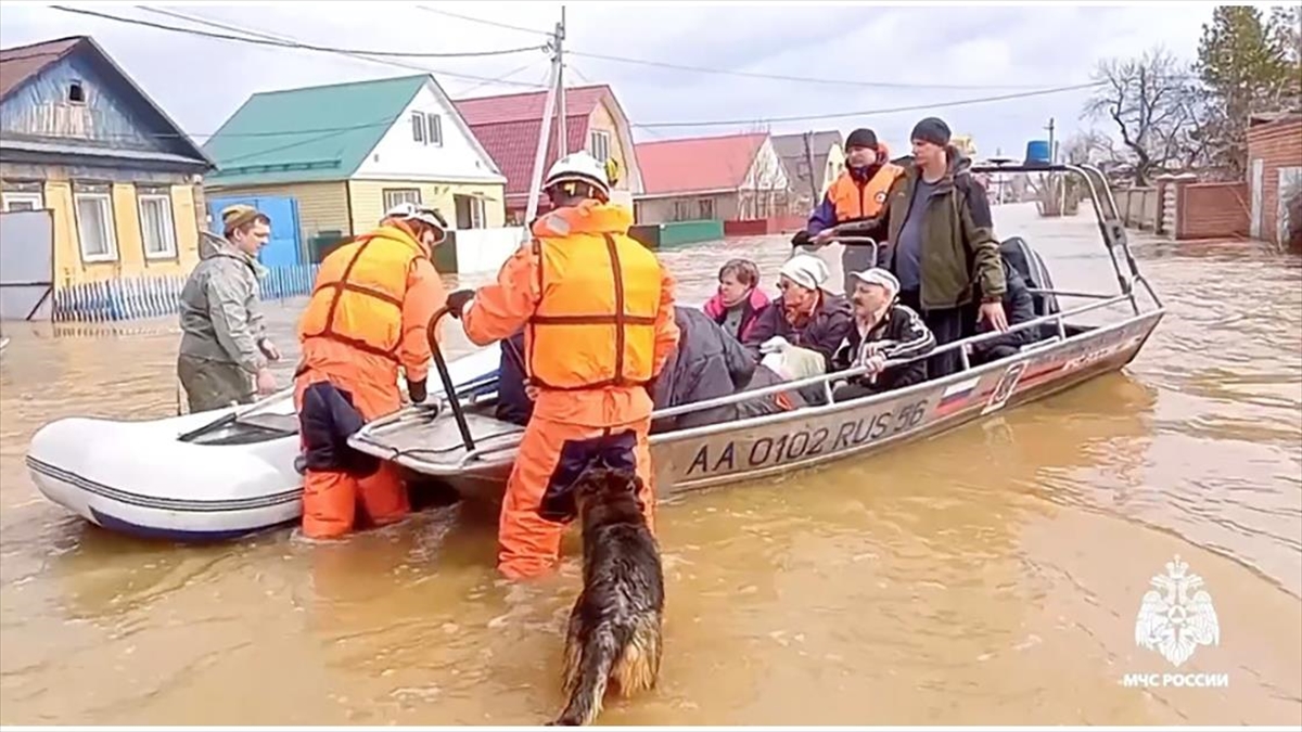 Rusya'daki Sellerde 15 Binden Fazla Ev Sular Altında Kaldı