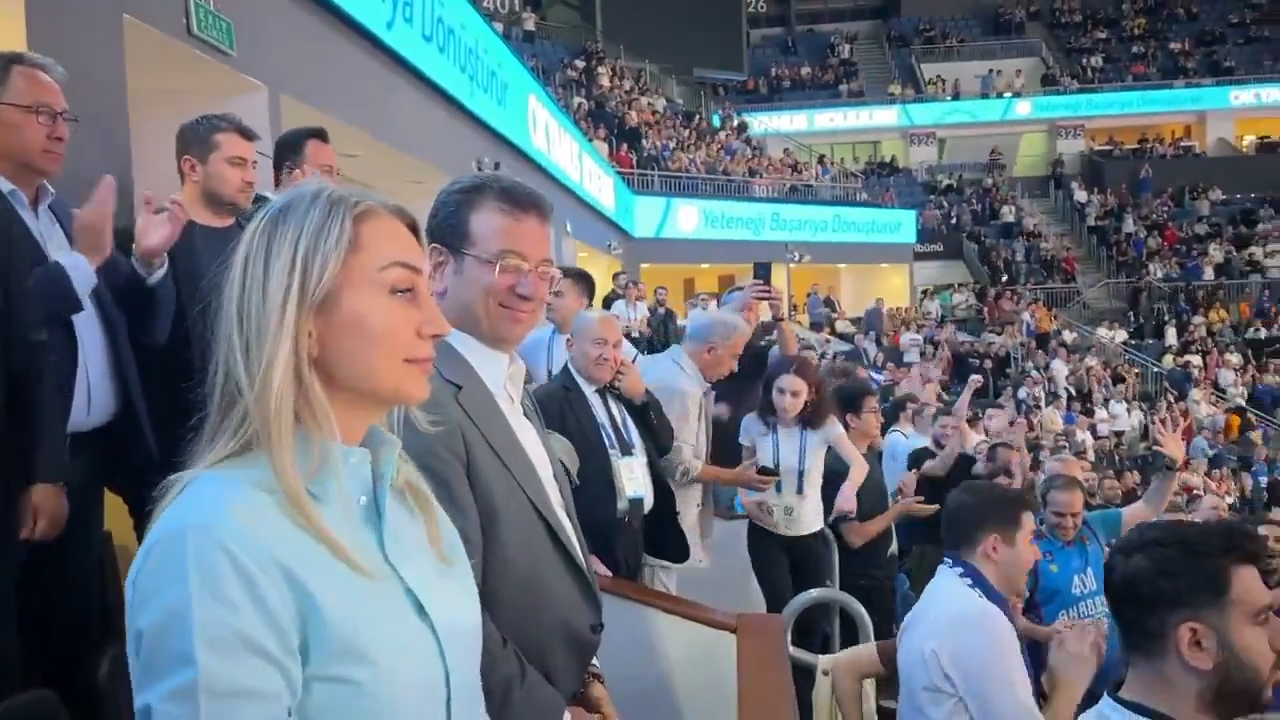 İmamoğlu ve eşi ayakta alkışlandı