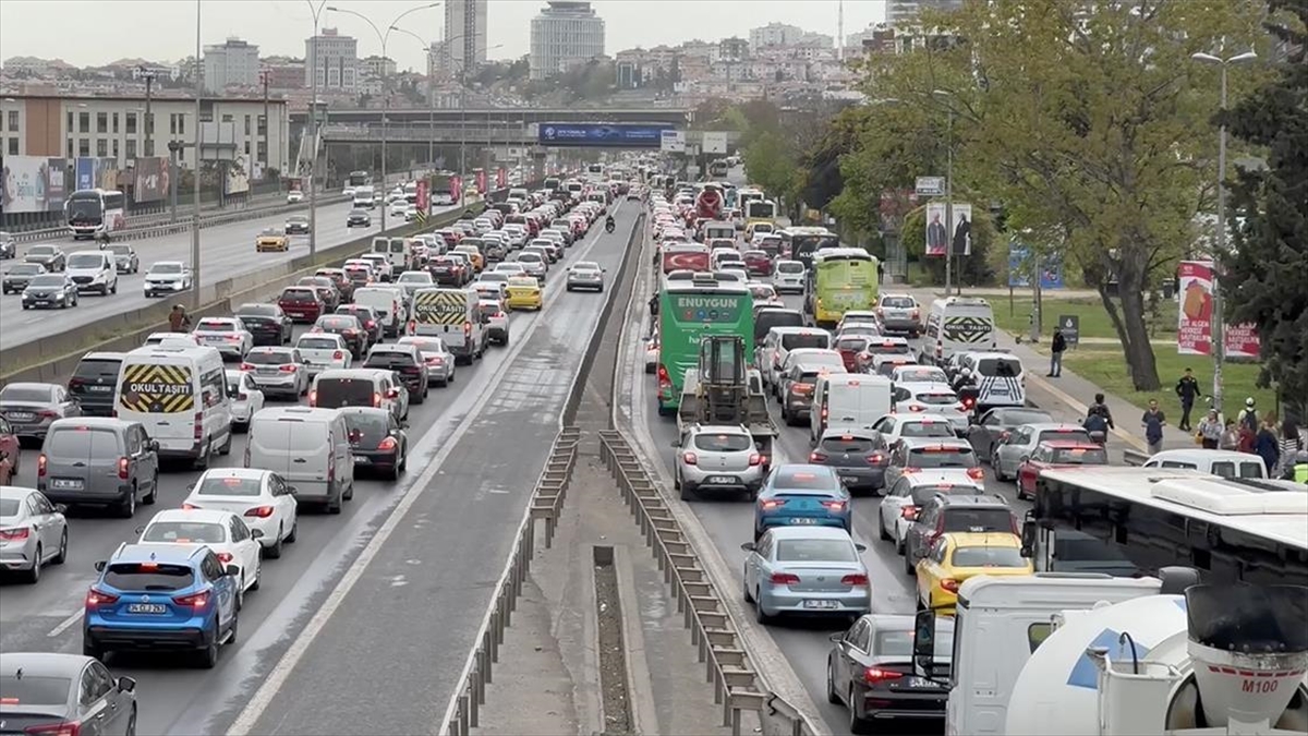 İstanbul'da Sabah Saatlerinde Trafik Yoğunluğu Yaşanıyor