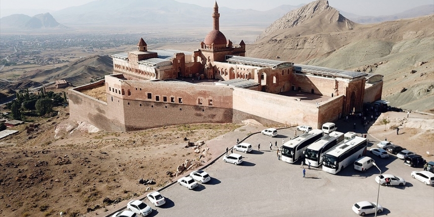 235 Yıldır Tarihe Işık Tutan Saray: İshakpaşa