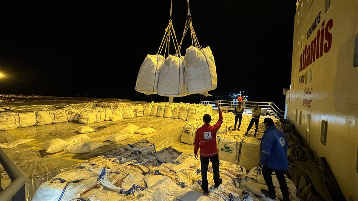 Türkiye'nin "9. İyilik Gemisi"ndeki Yardım Malzemelerinin İndirilmesine Başlandı