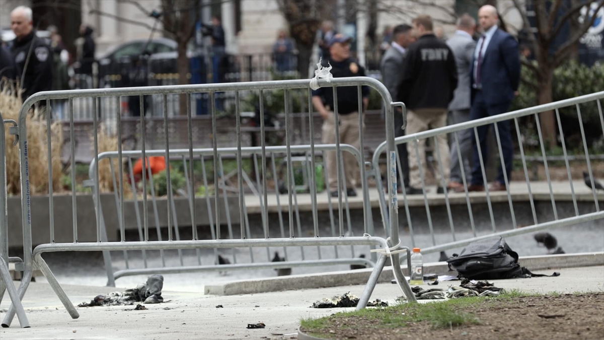 New York'ta Trump'ın Duruşmasının Yapıldığı Mahkemenin Önünde Bir Kişi Kendini Ateşe Verdi