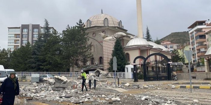 Fırtınaya dayanamayan cami minareleri yıkıldı