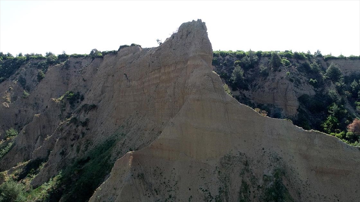 Anzakların Mısır'daki Sfenkslere Benzettiği Arıburnu Yarları Doğa Koşullarına Direniyor