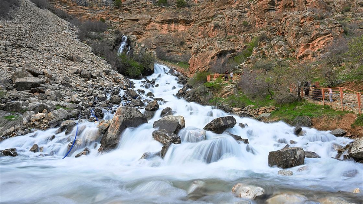 Karların Erimesi Ve Yağışların Etkisiyle Van'daki Kanisipi Şelalesi Yeniden Akmaya Başladı