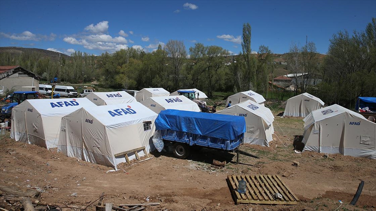 Tokat'ta Sulusaray Merkezli Deprem Sonrası Vatandaşlara Çadır Dağıtımı Tamamlandı