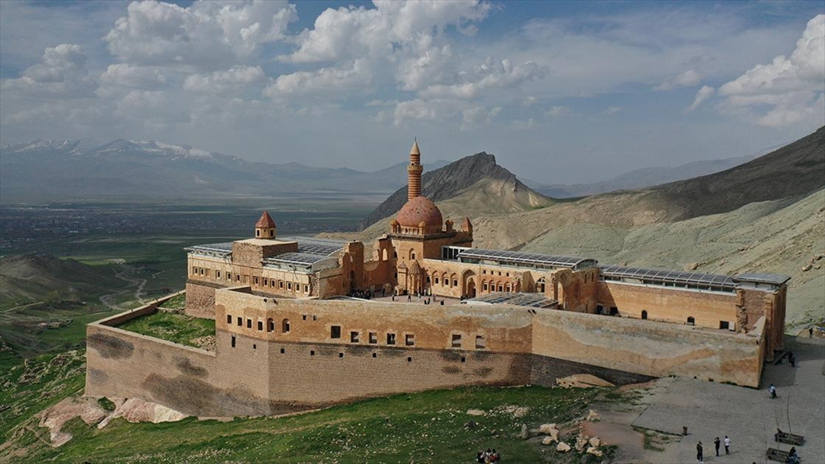 Turistler "turizm Haftası"nda Da Rotayı İshak Paşa Sarayı'na Çevirdi