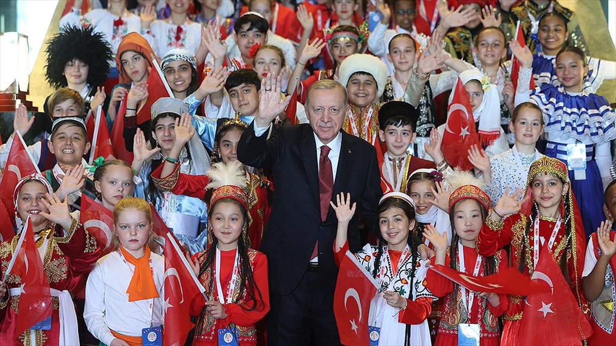 Cumhurbaşkanı Erdoğan, Türk Dünyası Çocukları Ve Trt Çocuk Şenliği Konuk Çocuklarıyla Bir Araya Geldi