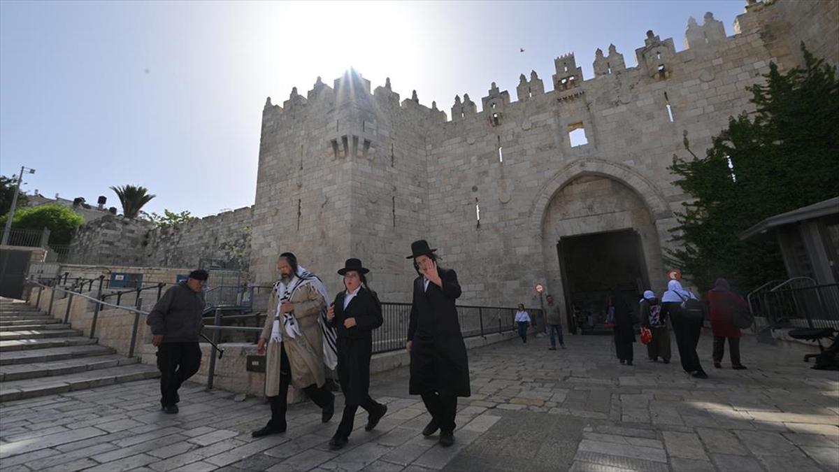 Yüzlerce Fanatik Yahudi Mescid-i Aksa'ya Baskın Düzenledi